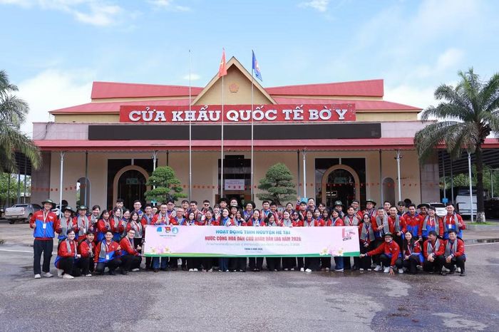 Đoàn thăm hỏi, tặng quà cán bộ, chiến sĩ Đồn Biên phòng Cửa khẩu Quốc tế Bờ Y.