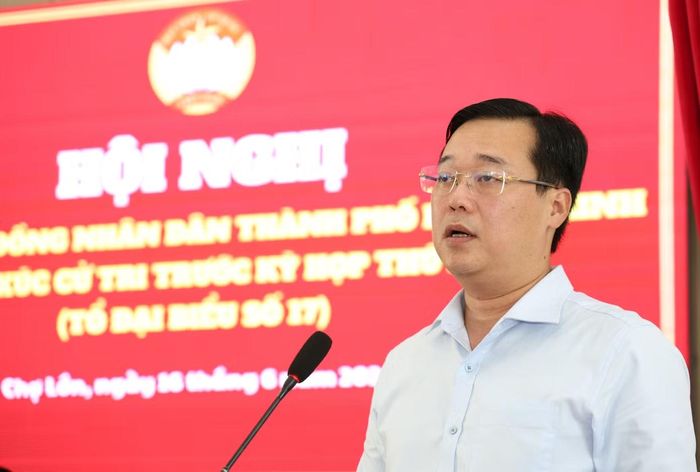 Phó Bí thư Thường trực Thành ủy TPHCM trả lời ý kiến cử tri. Ảnh: Ngô Tùng