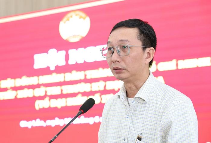 Phó Chủ tịch UBND phường Chợ Lớn Nguyễn Quốc Dũng trao đổi với cử tri.