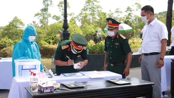 Các tổ công tác thực hiện quy trình lấy mẫu sinh phẩm hài cốt liệt sĩ phục vụ giám định ADN.