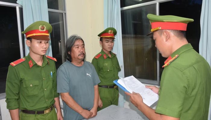 Công an tống đạt các quyết định đối với Trần Ngọc Lynh.