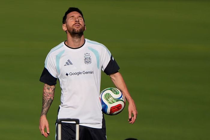 Lionel Messi trong buổi tập cho trận ra quân World Cup.