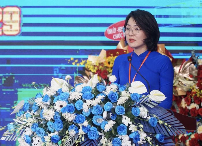 Chị Tô Thị Tuyết Ngân – Phó Bí thư Tỉnh Đoàn, Chủ tịch Hội LHTN Việt Nam tỉnh Khánh Hòa lâm thời phát biểu tại đại hội.