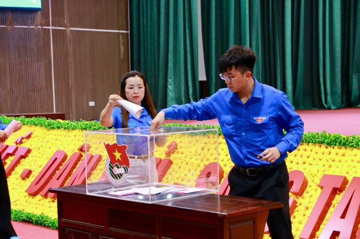 Các đại biểu bỏ phiếu tại hội nghị.