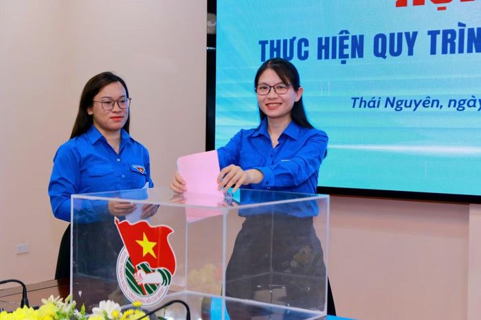 Các đại biểu bỏ phiếu tại hội nghị.