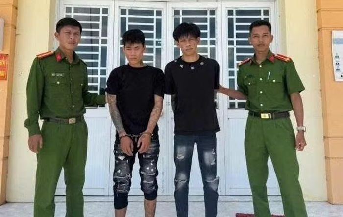 Hai nghi can Nguyễn Tấn Vũ (SN 1994, ngụ An Giang); Trần Văn Ngàn (SN 1996, ngụ TP Cần Thơ) sau khi bị công an bắt giữ.