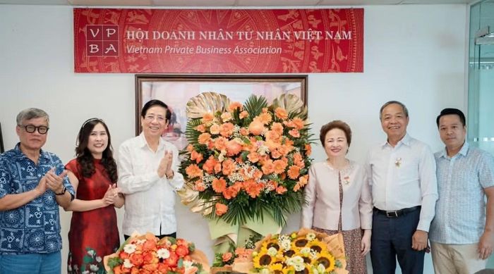 Đại diện Ban chấp hành VPBA tặng hoa chúc mừng bà Nguyễn Thị Nga