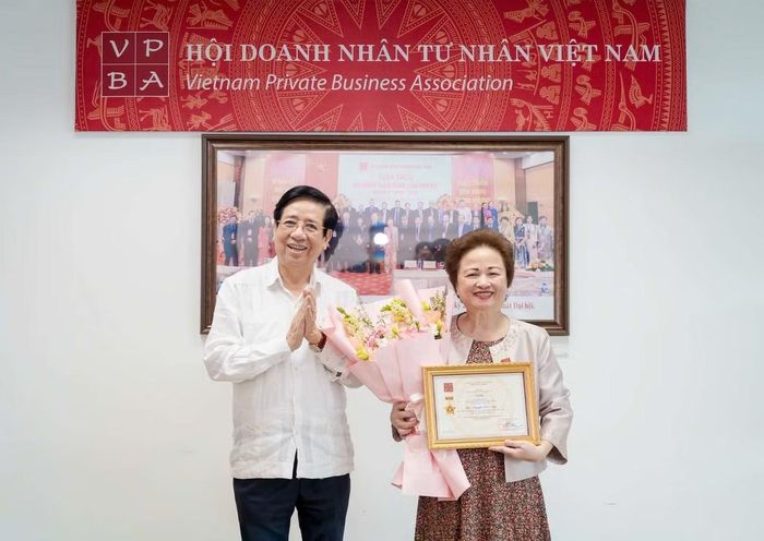 PGS.TS Nguyễn Trọng Điều, Chủ tịch Hội Doanh nhân Tư nhân Việt Nam, trao kỷ niệm chương cho bà Nguyễn Thị Nga