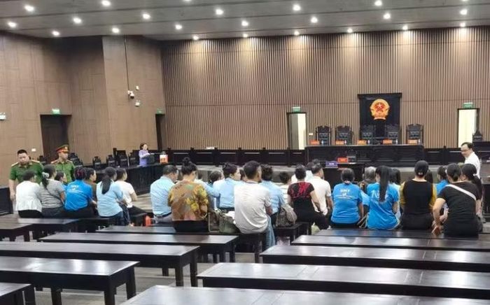 Tòa bố trí hội trường xét xử lớn cho các bị hại đủ chỗ ngồi.