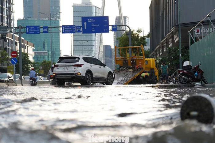 Nhiều phương tiện bị chết máy phải nhờ đến xe cứu hộ để thoát khỏi khu vực.