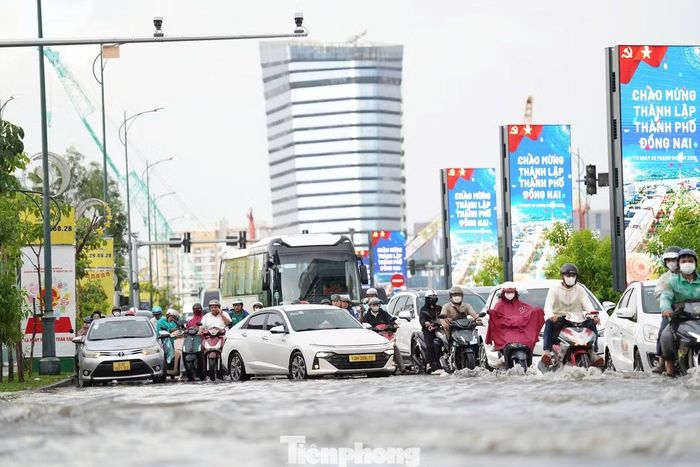 Một đoạn gần chân cầu Ba Son (phía bờ phường An Khánh) bị ngập úng sau mưa lớn.