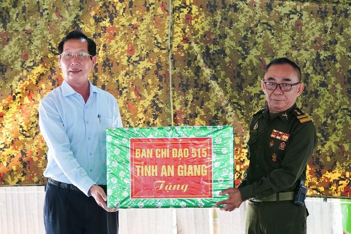 Phó Chủ tịch UBND tỉnh An Giang Lê Văn Phước trao quà tặng lực lượng quân sự tỉnh Takeo.