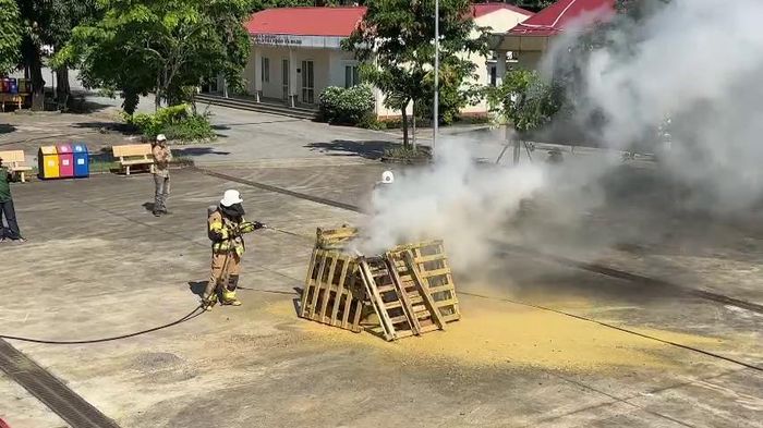 Dung dịch FireThief mất chưa đầy 1 phút để dập tắt đám cháy hỗn hợp.