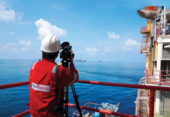 Phóng viên Tạp chí Năng lượng Mới - PetroTimes tác nghiệp trên giàn khoan.