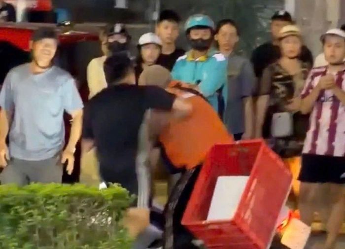 Nam thanh niên tác động vật lý đối với người giao hàng