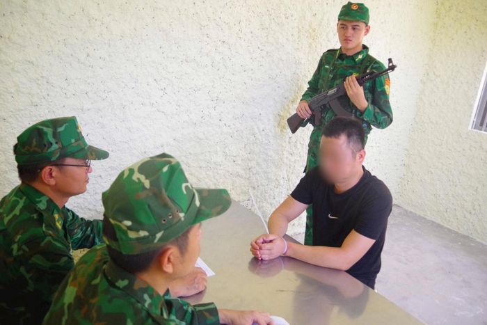 Cán bộ Bộ đội Biên phòng lấy lời khai các đối tượng liên quan.