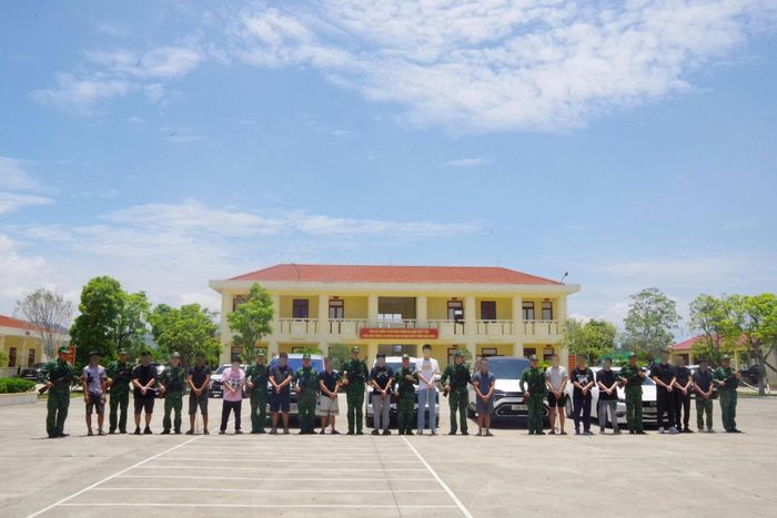 Các đối tượng cùng số người xuất cảnh trái phép bị lực lượng chức năng bắt giữ.