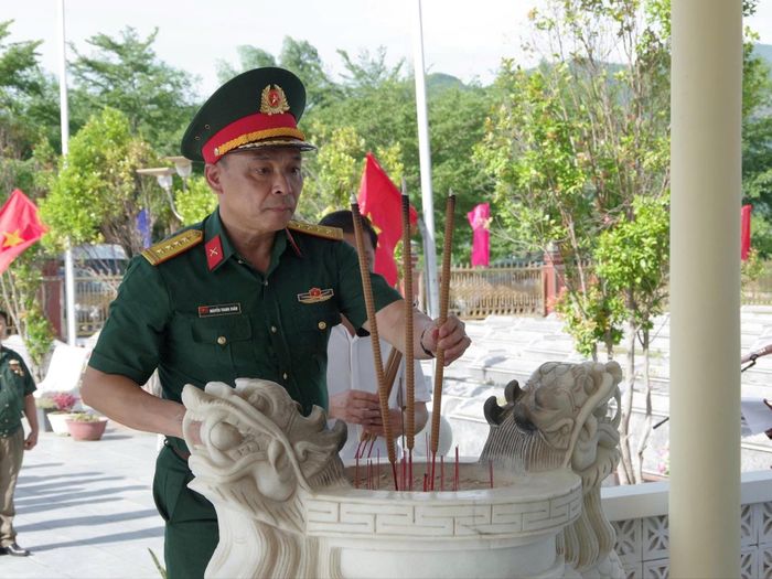 Đoàn đại biểu dâng hương tưởng niệm, tri ân các anh hùng liệt sĩ đã anh dũng hy sinh vì sự nghiệp bảo vệ Tổ quốc.