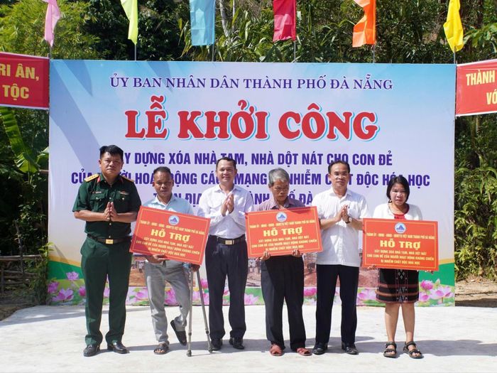 Lãnh đạo UBND TP. Đà Nẵng, Bộ CHQS thành phố và chính quyền địa phương trao bảng hỗ trợ xây dựng nhà ở cho các hộ gia đình thuộc diện thụ hưởng chương trình.