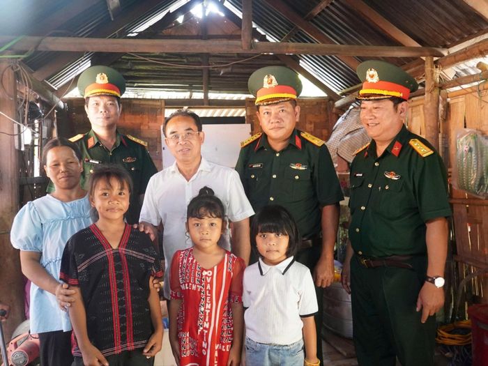 Đồng chí Trần Anh Tuấn, Phó Chủ tịch UBND TP. Đà Nẵng cùng lãnh đạo Bộ CHQS thành phố thăm hỏi, động viên gia đình ông A Lăng Ke trước khi triển khai xây dựng nhà mới theo chương trình hỗ trợ xóa nhà tạm, nhà dột nát.
