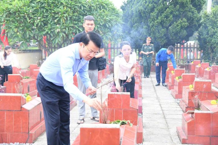 Đồng chí Dương Văn Lượng, Phó Chủ tịch UBND tỉnh, Trưởng Ban Chỉ đạo 515 tỉnh thắp nhanh cho các liệt sĩ tại nghĩa trang xã Yên Trạch (Ảnh: Thiều Chung).