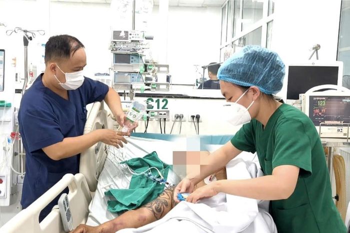 Bác sĩ thăm khám và điều trị cho bệnh nhân.