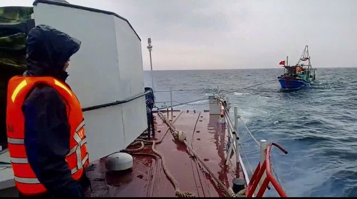 Chiến sĩ Tàu 201 bất chấp thời tiết gió giông đưa thuyền cá ngưa dân qua vùng nguy hiểm.