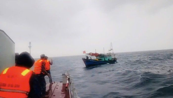 Các chiến sĩ tàu 201 đã nhanh chóng triển khai biện pháp kỹ thuật kéo tàu khỏi vùng nguy hiểm.
