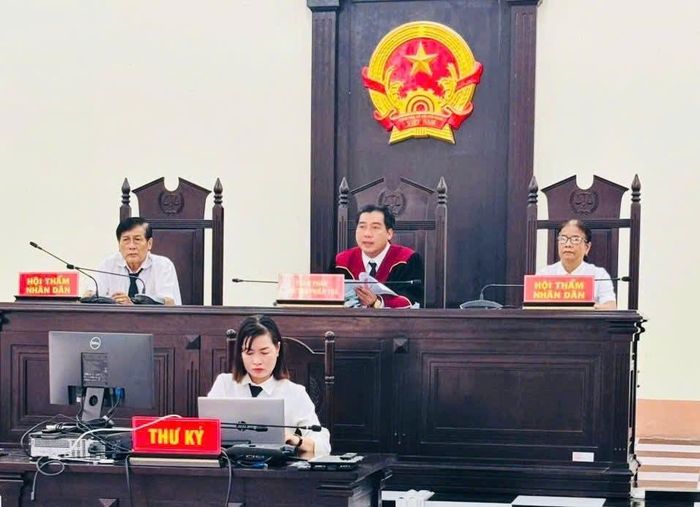 Hội đồng xét xử.