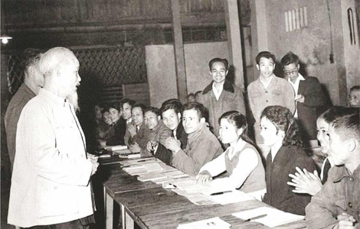 Bác thăm lớp học bổ túc văn hóa và kỹ thuật buổi tối của công nhân Nhà máy Ô tô 1-5 ngày 19/12/1963