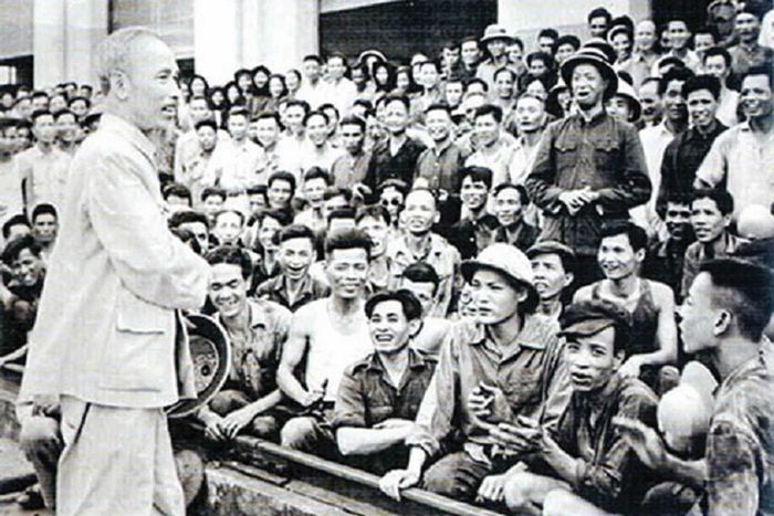 Chủ tịch Hồ Chí Minh thăm cán bộ, công nhân Nhà máy Xe lửa Gia Lâm (Hà Nội) năm 1955