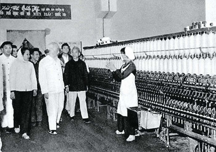 Chủ tịch Hồ Chí Minh thăm công nhân tại một nhà máy dệt