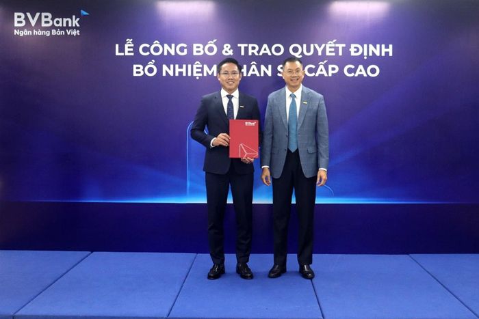 Ông Lý Hoài Văn - Tổng Giám đốc BVBank (bên phải) trao Quyết định bổ nhiệm đến ông Nguyễn Đăng Di - Giám đốc Khối Khách hàng cá nhân (bên trái)