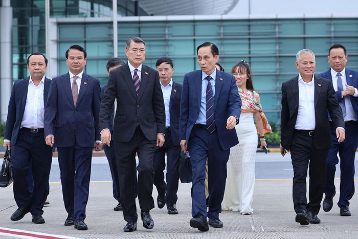 Thủ tướng Lê Minh Hưng rời Hà Nội sang tham dự Hội nghị Cấp cao Kỷ niệm 35 năm quan hệ ASEAN - Nga tại Kazan. Ảnh: VGP/Nhật Bắc