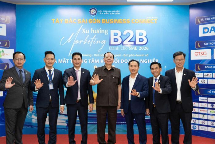 Ông Trần Văn Chín (thứ 3 từ phải qua) - Chủ tịch Arobid và các đại biểu chụp ảnh lưu niệm tại sự kiện