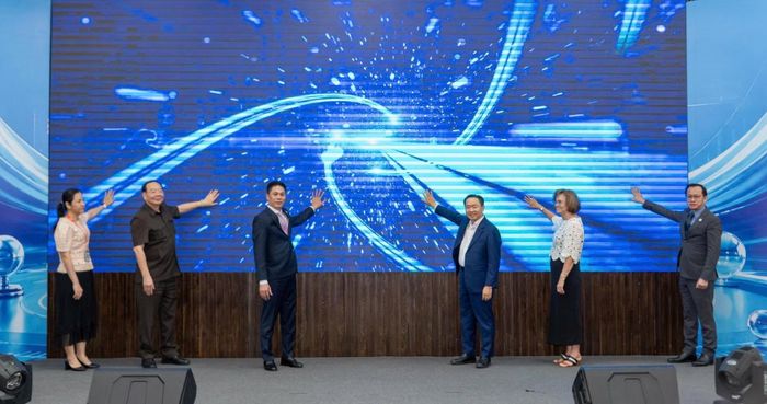 Các đại biểu thực hiện nghi thức vận hành nền tảng xúc tiến thương mại trên môi trường số TBSG Business Hub