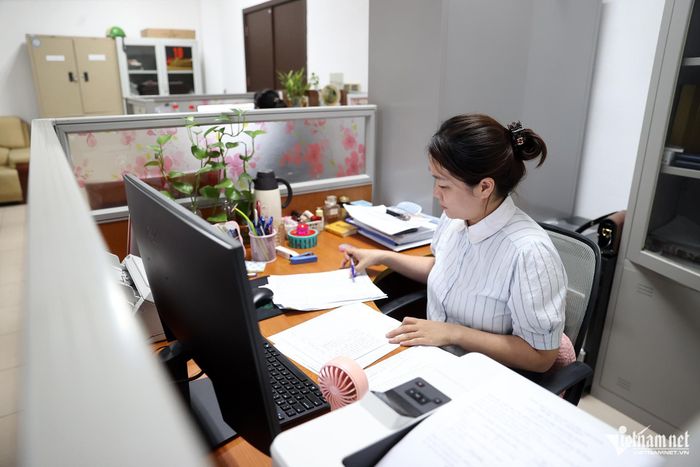 Cán bộ phường Hà Đông làm việc sau 6h tối.