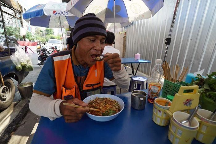 Từ 5 - 8h, nhu cầu ăn sáng của hàng chục nghìn người lao động là quan trọng nhất. Ảnh: ABC News
