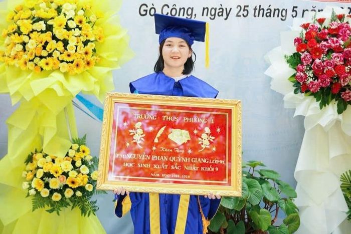 Nguyễn Phan Quỳnh Giang đạt điểm tuyệt đối 30/30, trở thành thủ khoa hệ không chuyên trong kỳ thi tuyển sinh lớp 10 của tỉnh Đồng Tháp. Ảnh: NVCC
