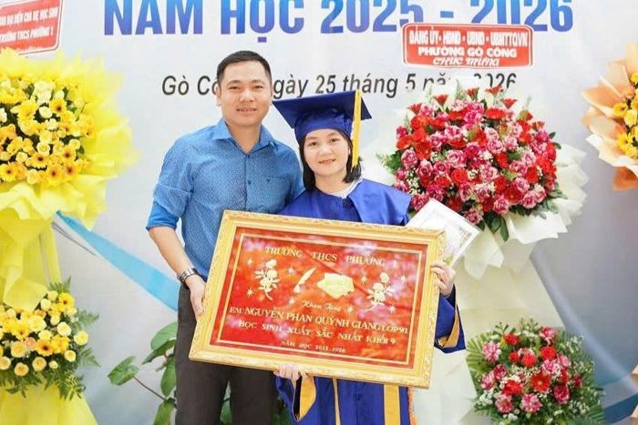 Quỳnh Giang cùng thầy giáo trong ngày nhận học sinh xuất sắc nhất khối 9. Ảnh: NVCC