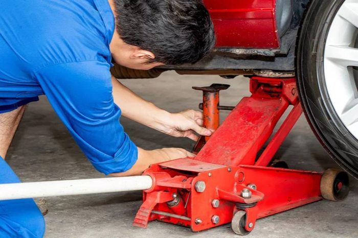 Rất nhiều tài xế có thói quen nguy hiểm chỉ sử dụng kích nâng xe bằng kích cá sấu mà không có biện pháp dự phòng. Ảnh: Fox 59