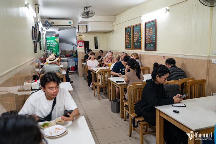 Quán thu hút đông khách quốc tế