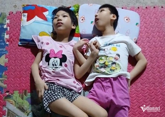 Từ khi chào đời, bé Ngọc Linh và Khánh Linh đều mắc bệnh hiểm nghèo, mọi sinh hoạt thường ngày các bé không thể tự làm như những đứa trẻ bình thường