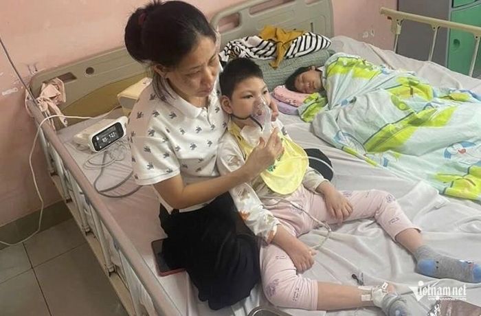 Từ năm 2022 đến nay, vợ chồng chị Tươi vẫn đều đặn đưa con đi điều trị