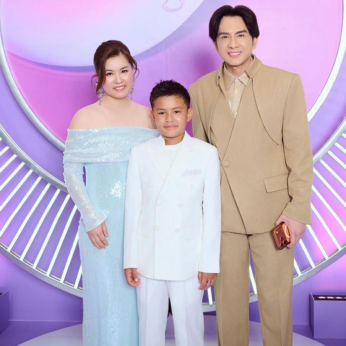 Đan Trường hạnh phúc bên vợ cũ và con trai.