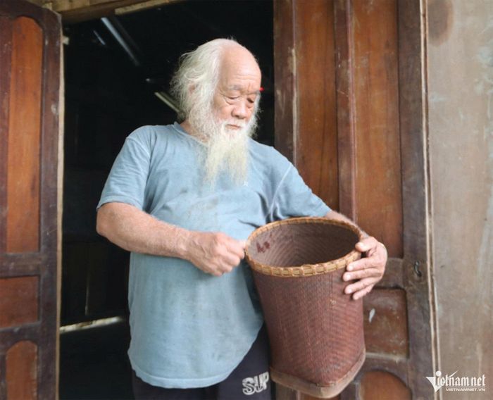 Nghệ nhân Ưu tú Hồ Văn Dinh là người gìn giữ nét đẹp văn hóa Ca Dong nhiều năm qua. Ảnh: Huy Trường