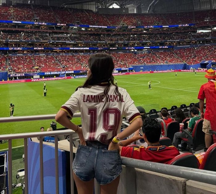 Ines Garcia mặc áo số 19 để cổ vũ cho người yêu