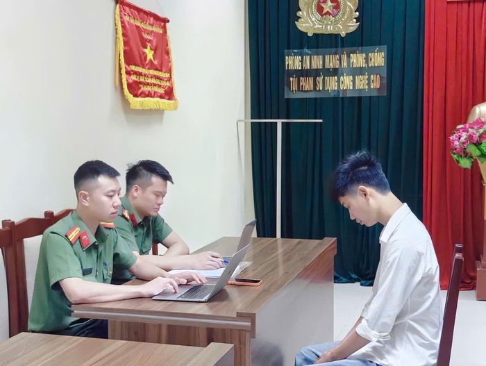 Chủ kênh TikTok 'Khuê Ơi Dậy Đi' tại cơ quan công an. Ảnh: CACC