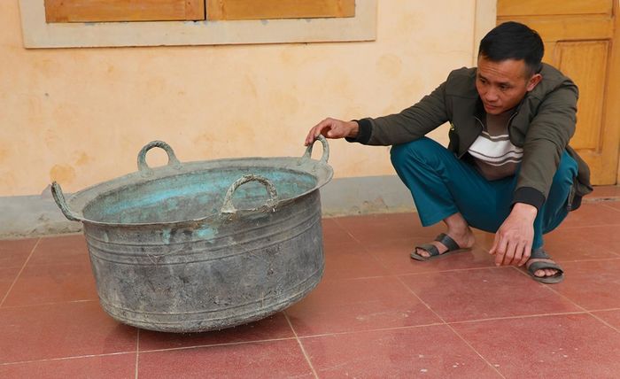 Chiếc vạc đồng hiện được bảo quản tại trụ sở UBND xã. Ảnh: K.H