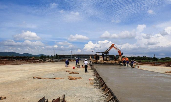 Công nhân đang làm việc tại sân bay Liên Khương. Ảnh: Khánh Ngọc
